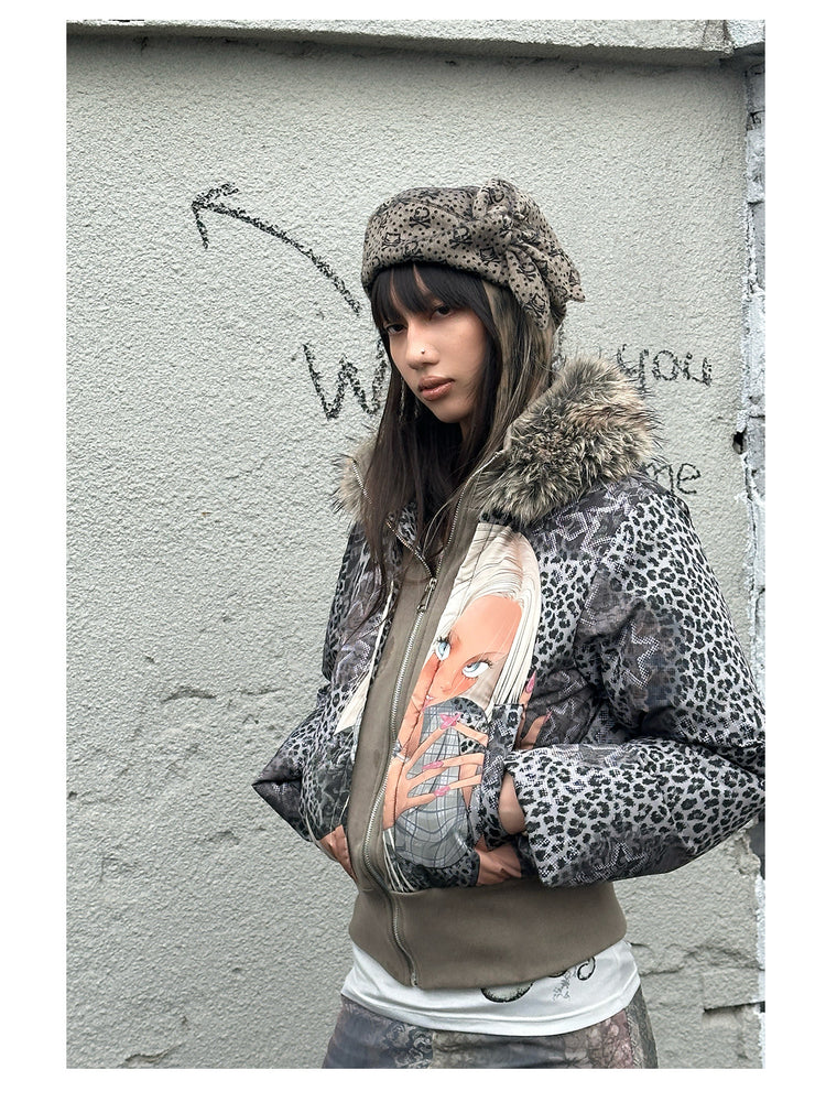 4RE1GN NAILS DONE leopard graphic down jacket in gray multicolor — three-quarter modeled detail of the printed sleeve and pocket