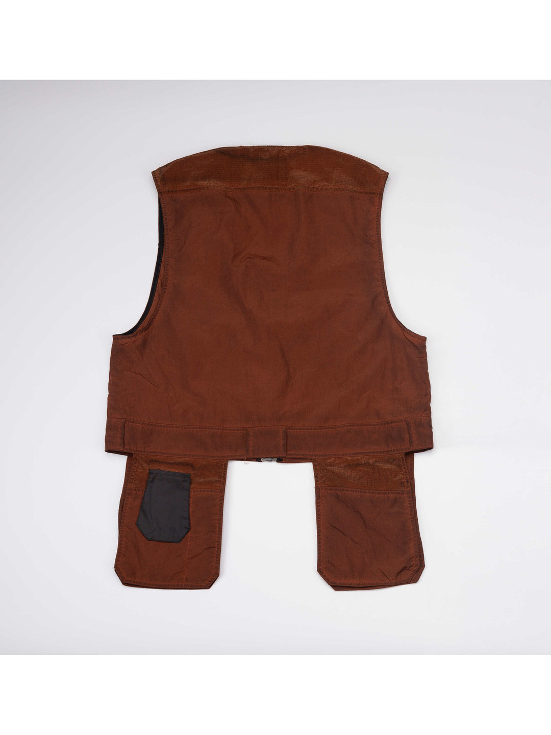 PIONEER sedna-red multi-pocket vest — back flat-lay showing the two extended rear pockets