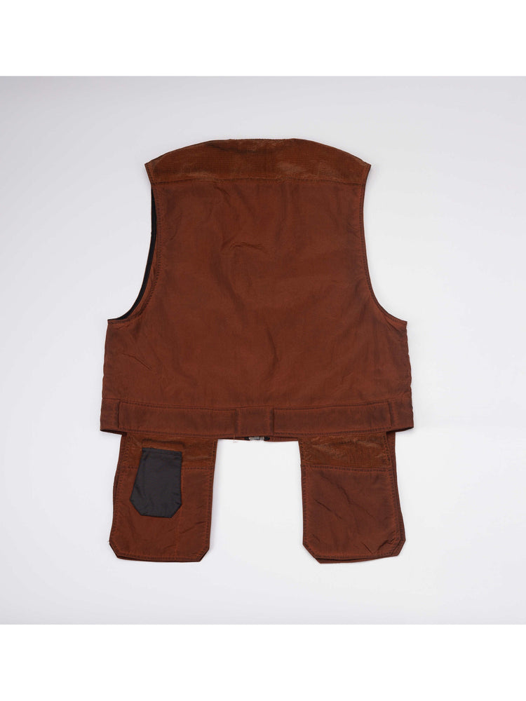 PIONEER sedna-red multi-pocket vest — back flat-lay showing the two extended rear pockets