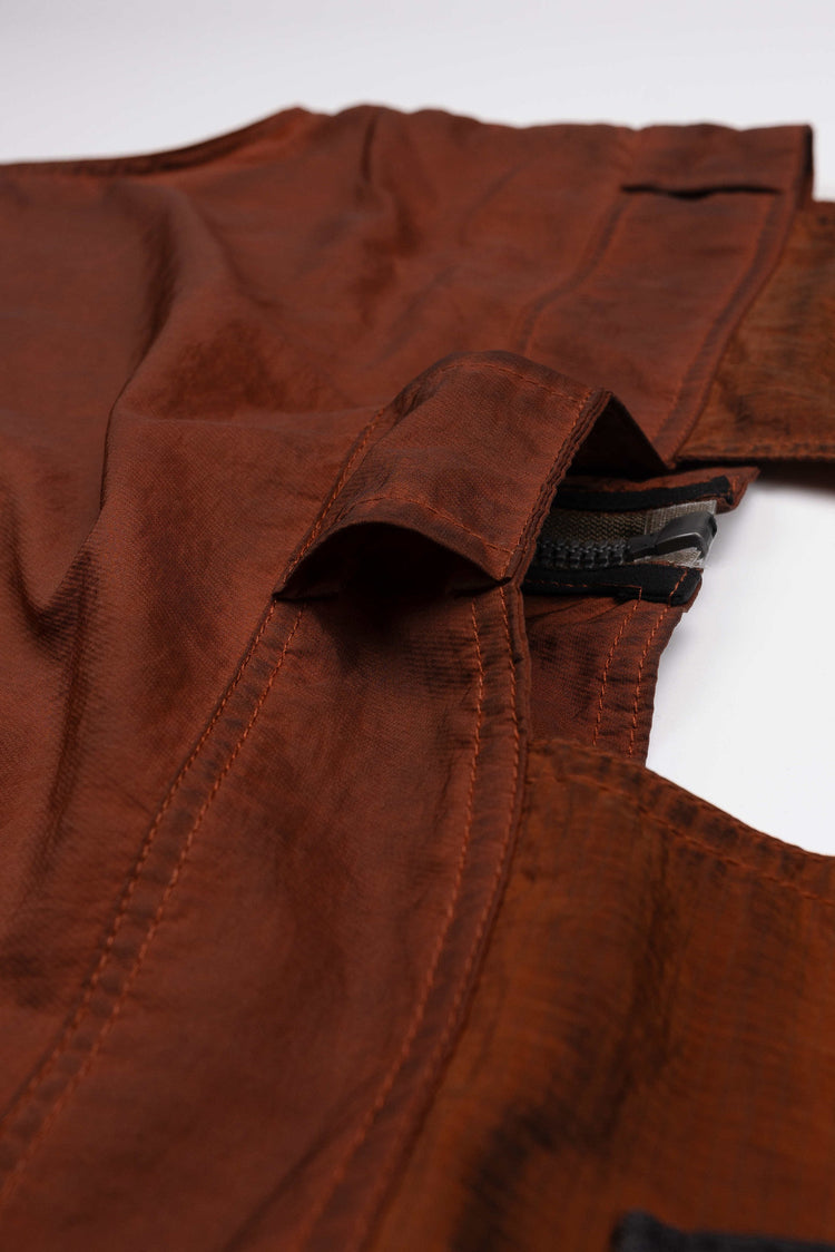 PIONEER sedna-red multi-pocket vest — close-up of the zipper construction and fabric seams