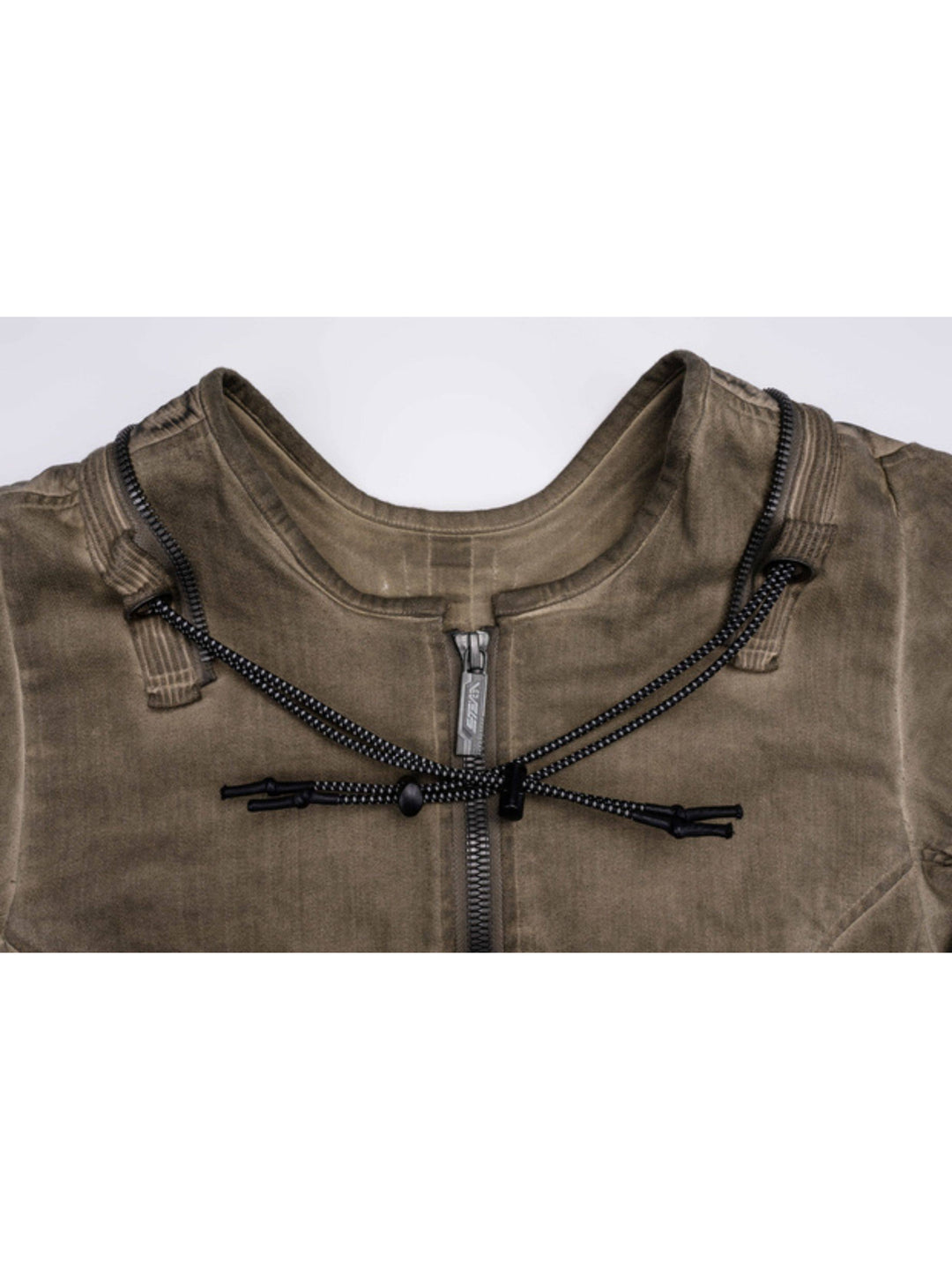 PIONEER mercury-brown detachable-sleeve jacket — close-up flat-lay of the collar, drawcord and geometric zipper pull