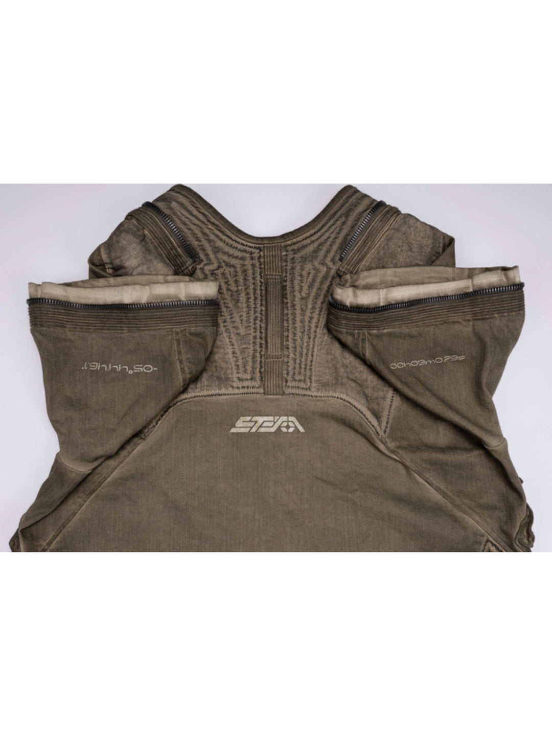 PIONEER mercury-brown detachable-sleeve jacket — close-up of the detachable sleeve opening and rear stitching