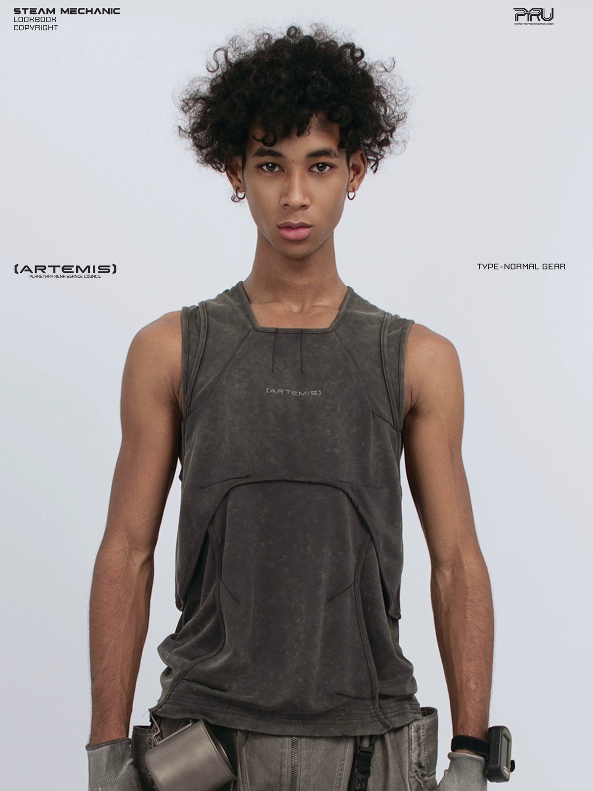 RIFT ARC deconstructed tank in fog gray — front modeled close-up showing the curved pocket panels
