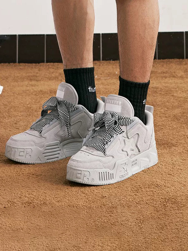STARTER VOL 90S SONIC Gray sneakers worn with black socks, showing layered side stars and sculpted rubber platforms