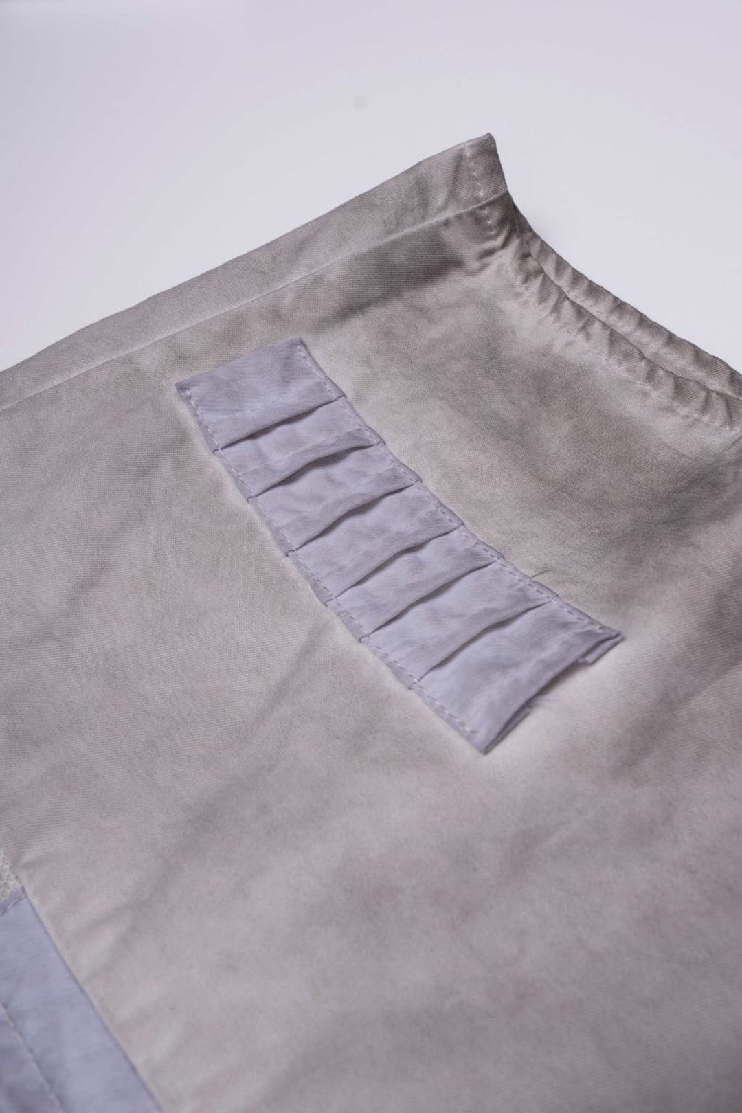 PIONEER eris white detachable-pocket utility hoodie — close-up of the pleated collar patch and washed fabric texture