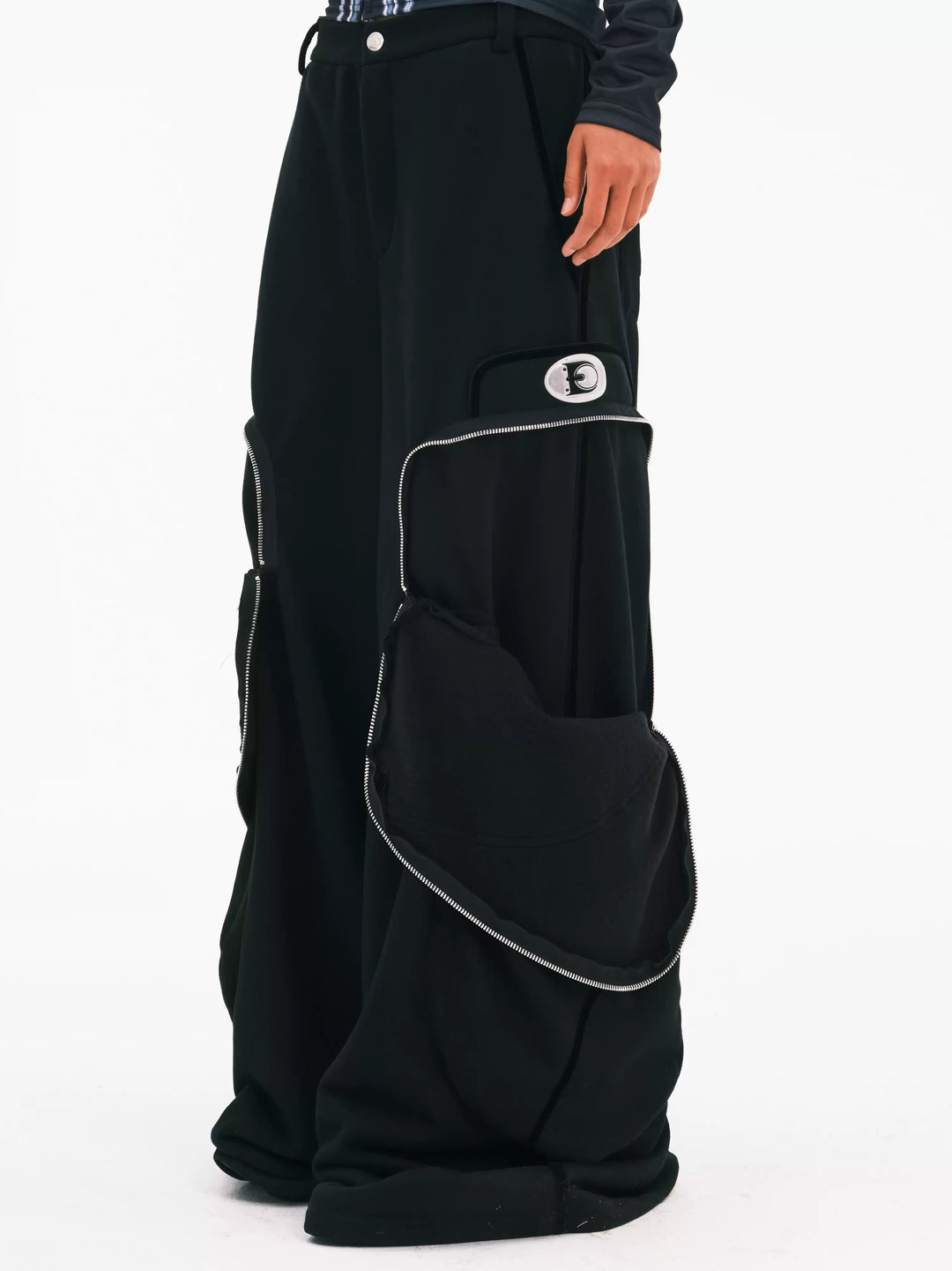 EMBRYO BIG POCKET wide-leg sweatpants — side profile