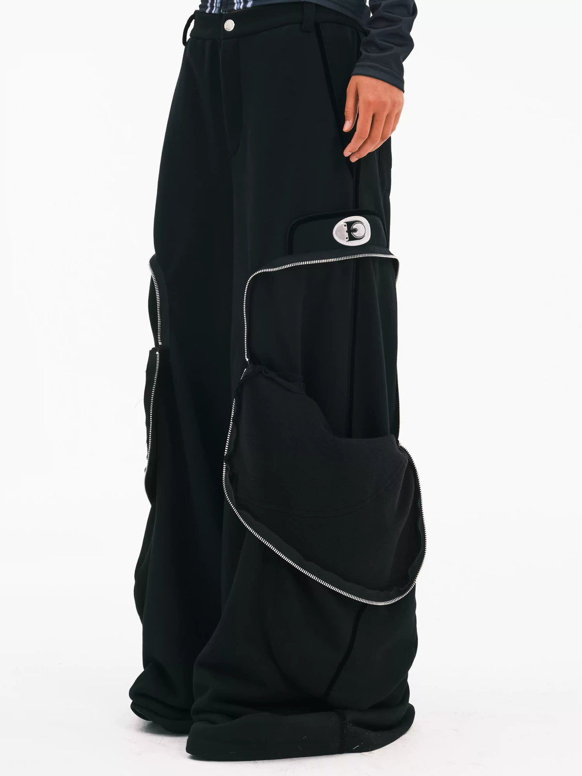 EMBRYO BIG POCKET wide-leg sweatpants — side profile