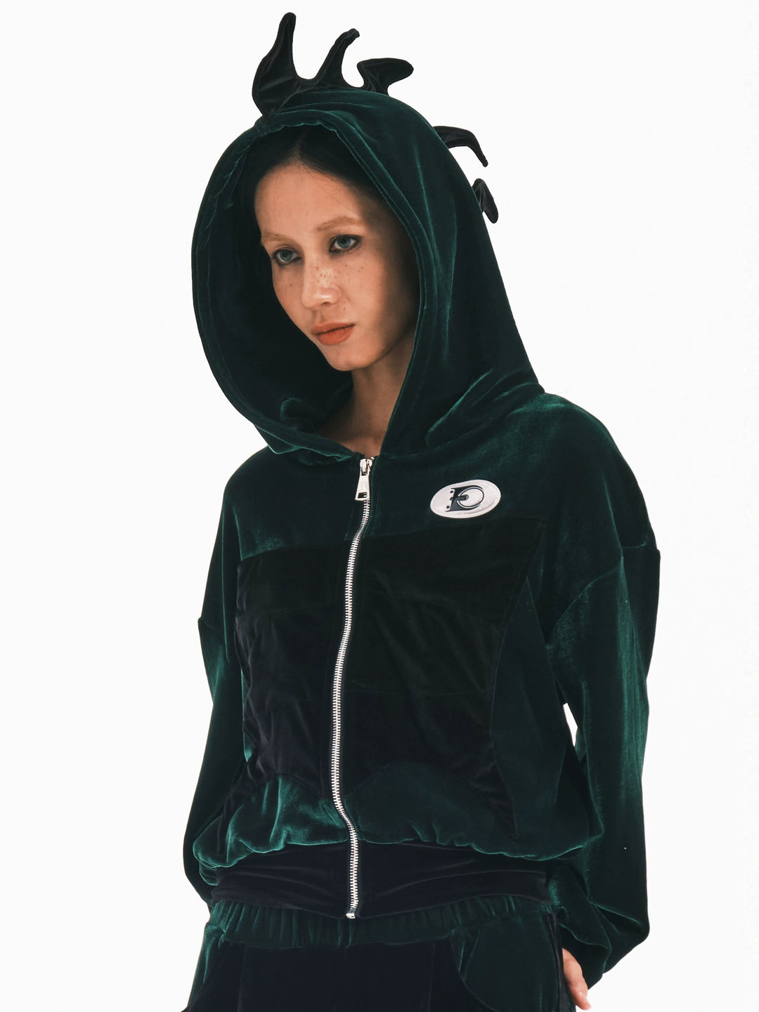 EMBRYO GREEN SPIKE cropped velvet hoodie — front product presentation