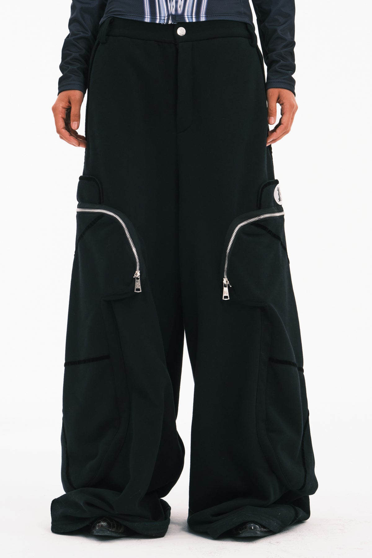 EMBRYO BIG POCKET wide-leg sweatpants — rear modeled view