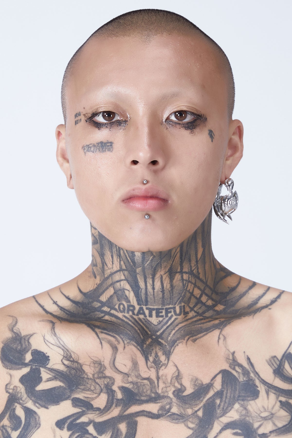 EMBRYO VENOM CLAW sculptural earrings — construction detail