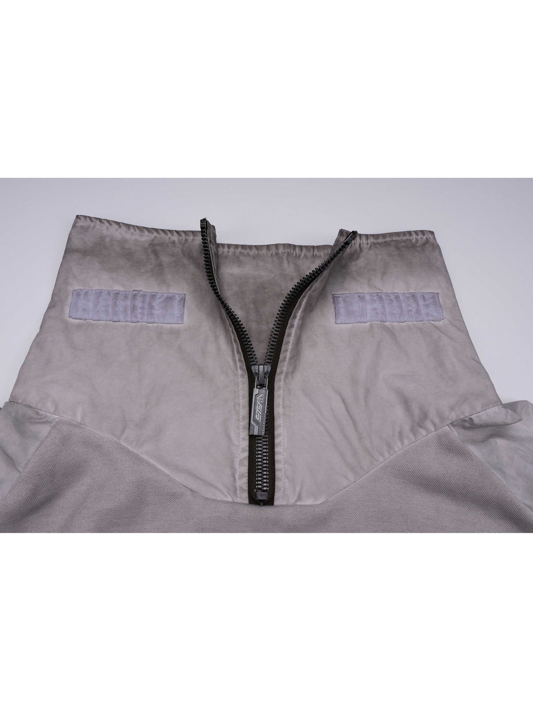 PIONEER eris white detachable-pocket utility hoodie — close-up of the high collar with branded zipper pull and pleated patches
