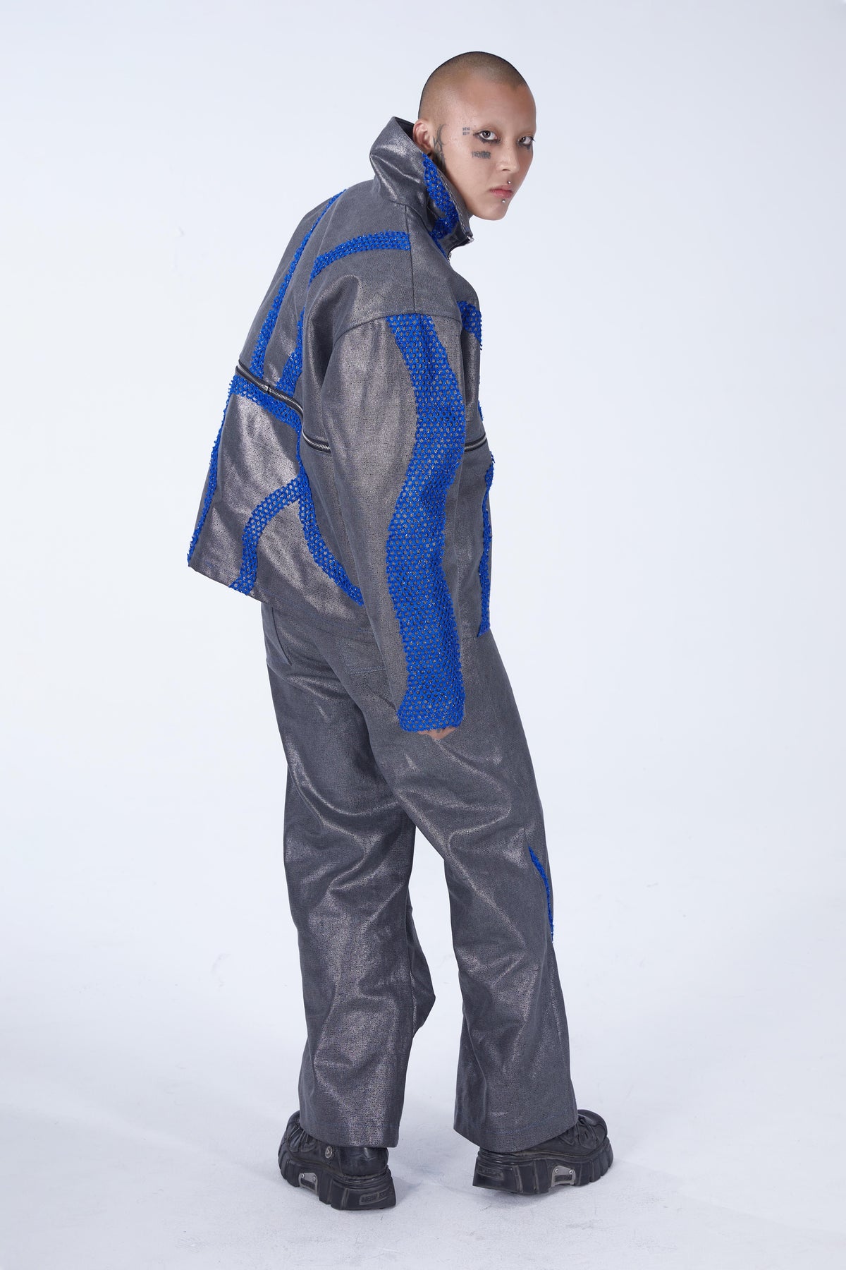 EMBRYO METAL SHELL convertible canvas jacket — rear modeled view