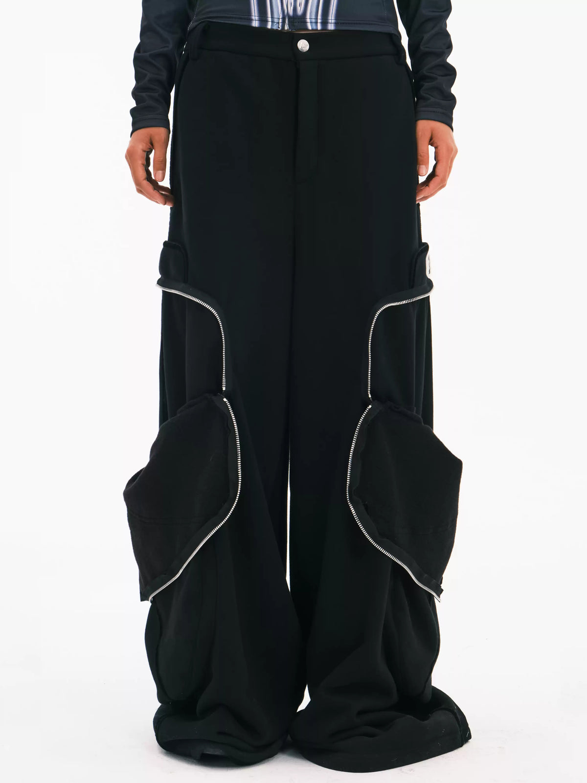 EMBRYO BIG POCKET wide-leg sweatpants — alternate modeled angle