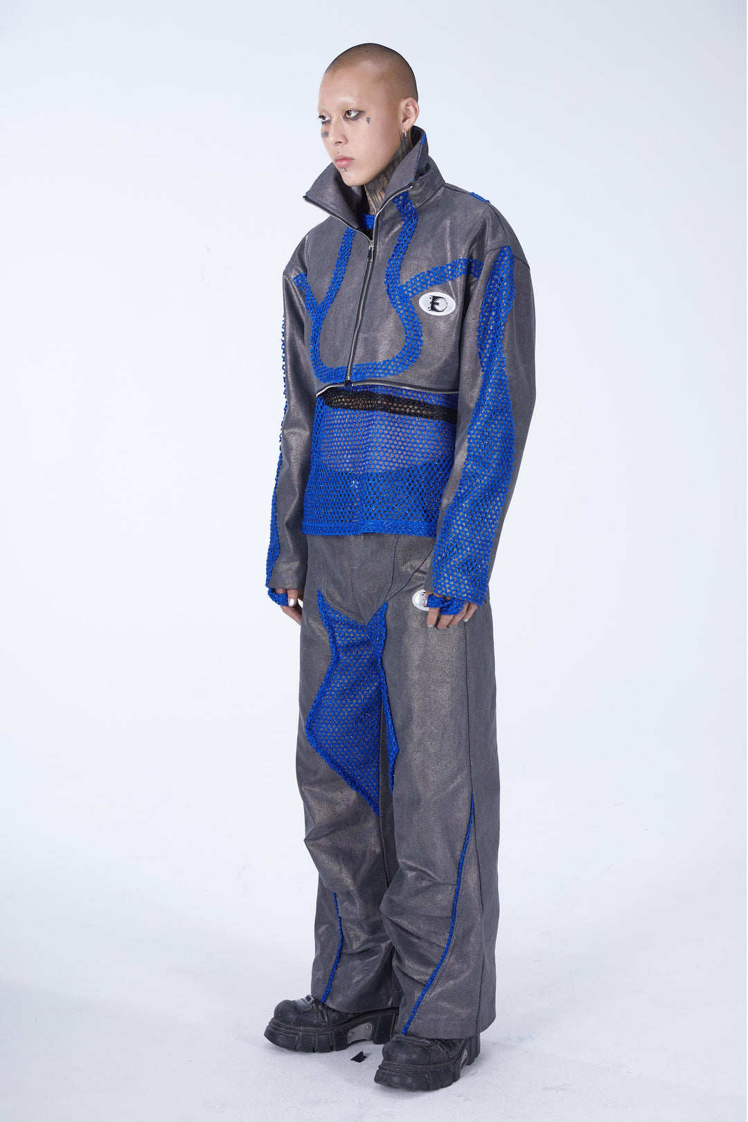 EMBRYO METAL SHELL convertible canvas jacket — close modeled styling view