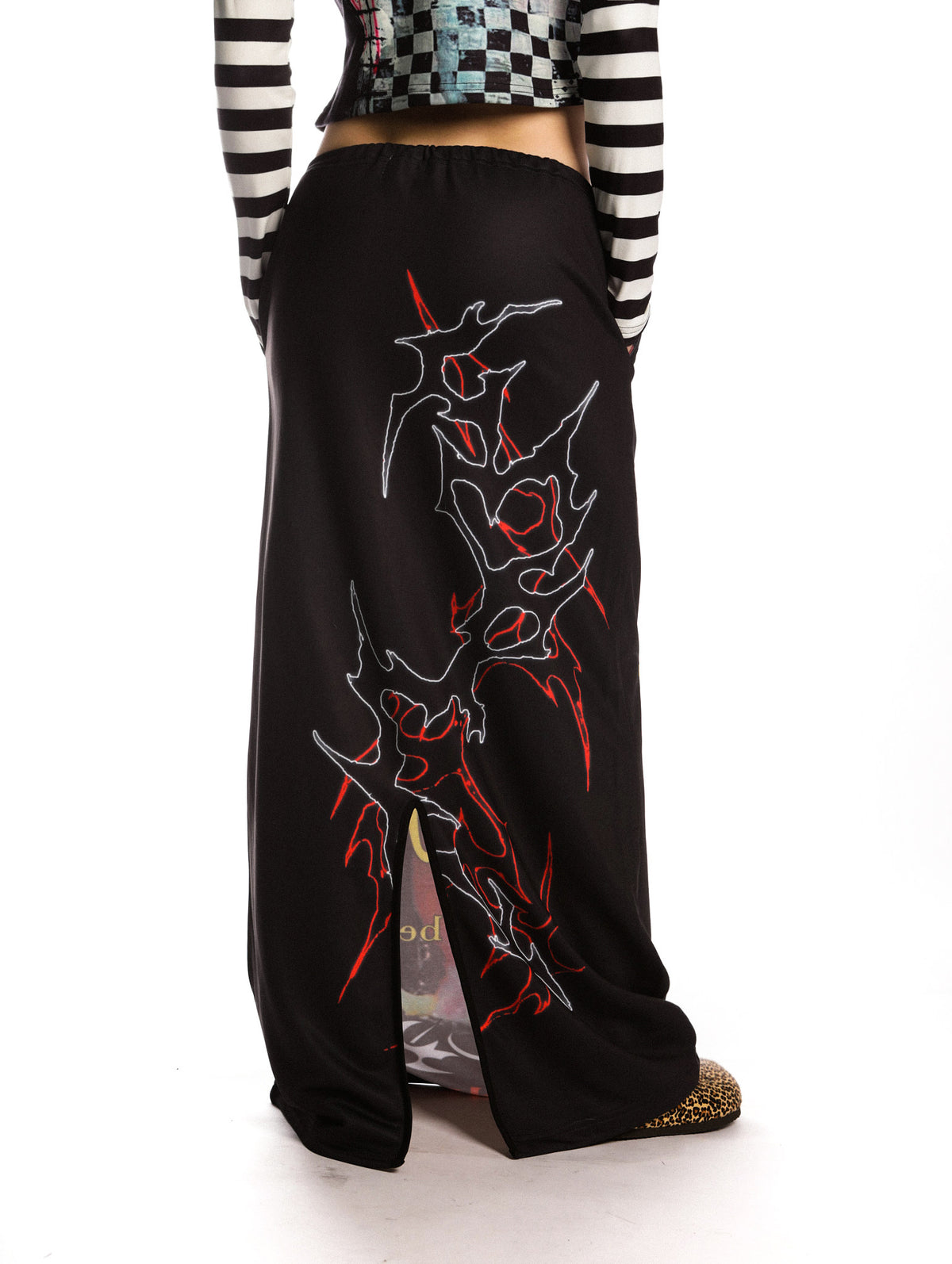 DeadEndKids Horror Petshop black graphic maxi skirt — back thorn-print and slit detail