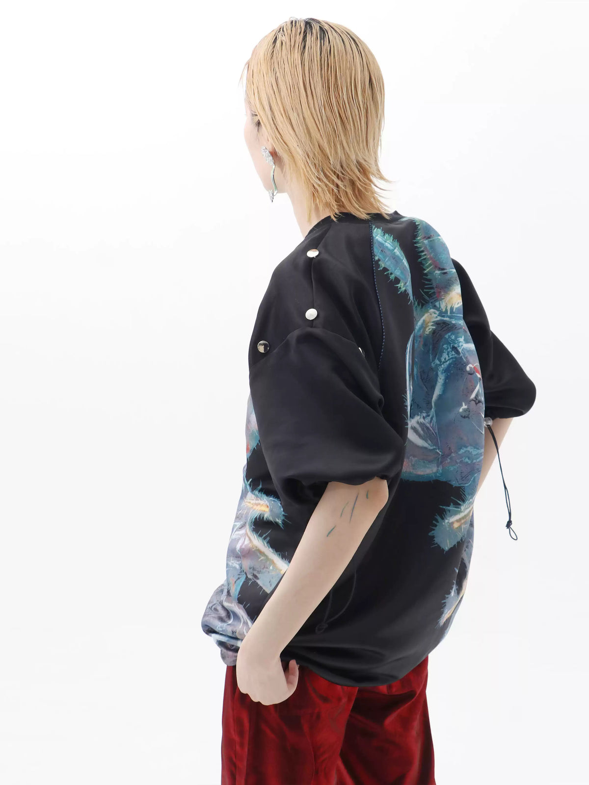 EMBRYO FIVE POISONS detachable-shoulder T-shirt — alternate modeled angle