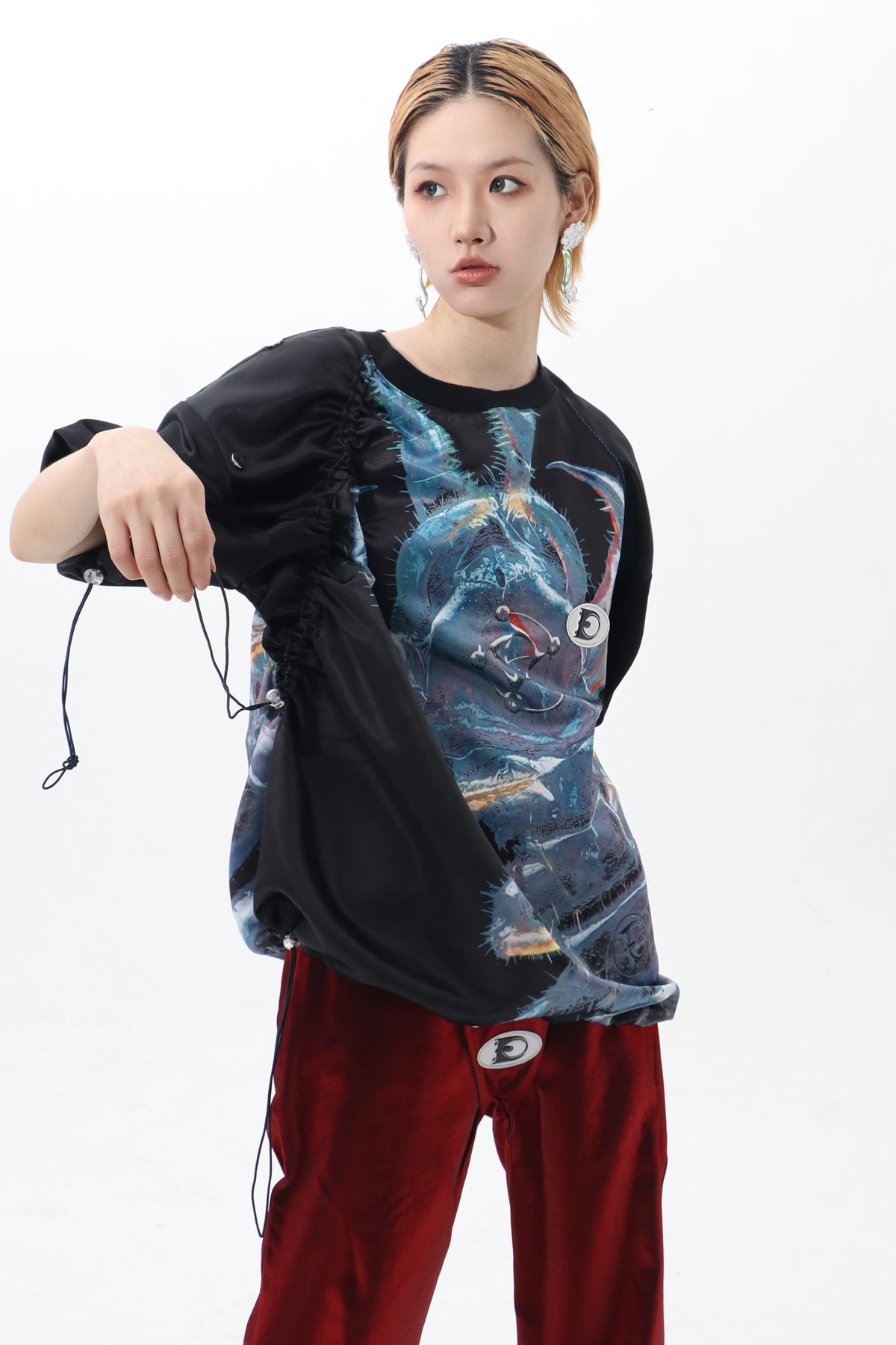 EMBRYO FIVE POISONS black detachable-shoulder T-shirt — modeled demonstration of the shoulder drawcord