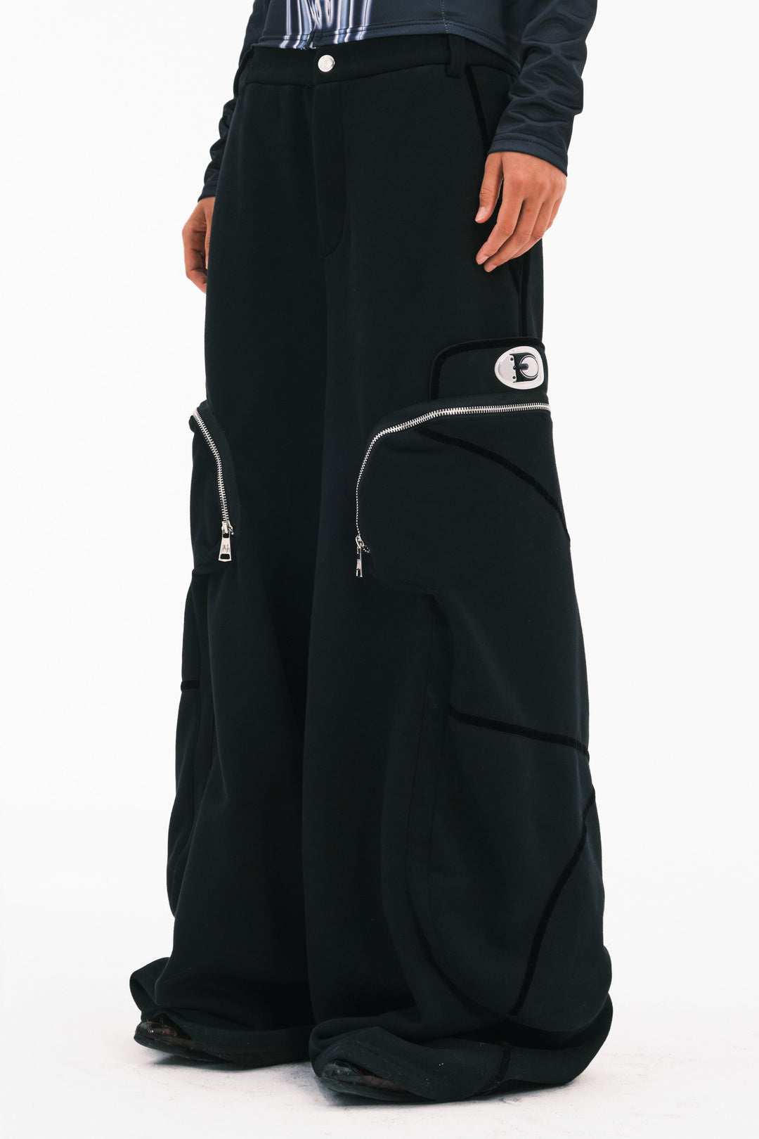 EMBRYO BIG POCKET wide-leg sweatpants — front modeled view