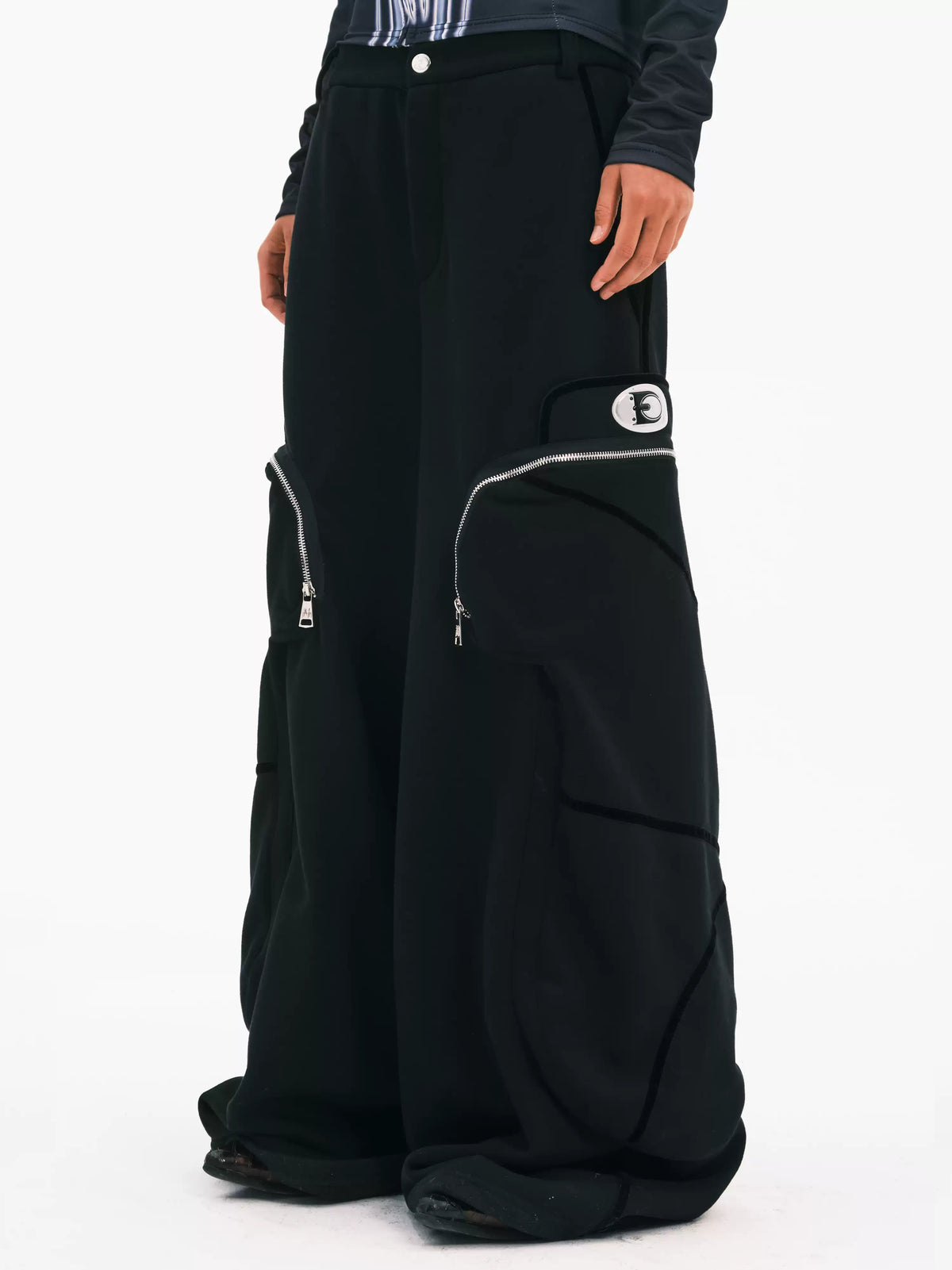 EMBRYO BIG POCKET wide-leg sweatpants — front modeled view