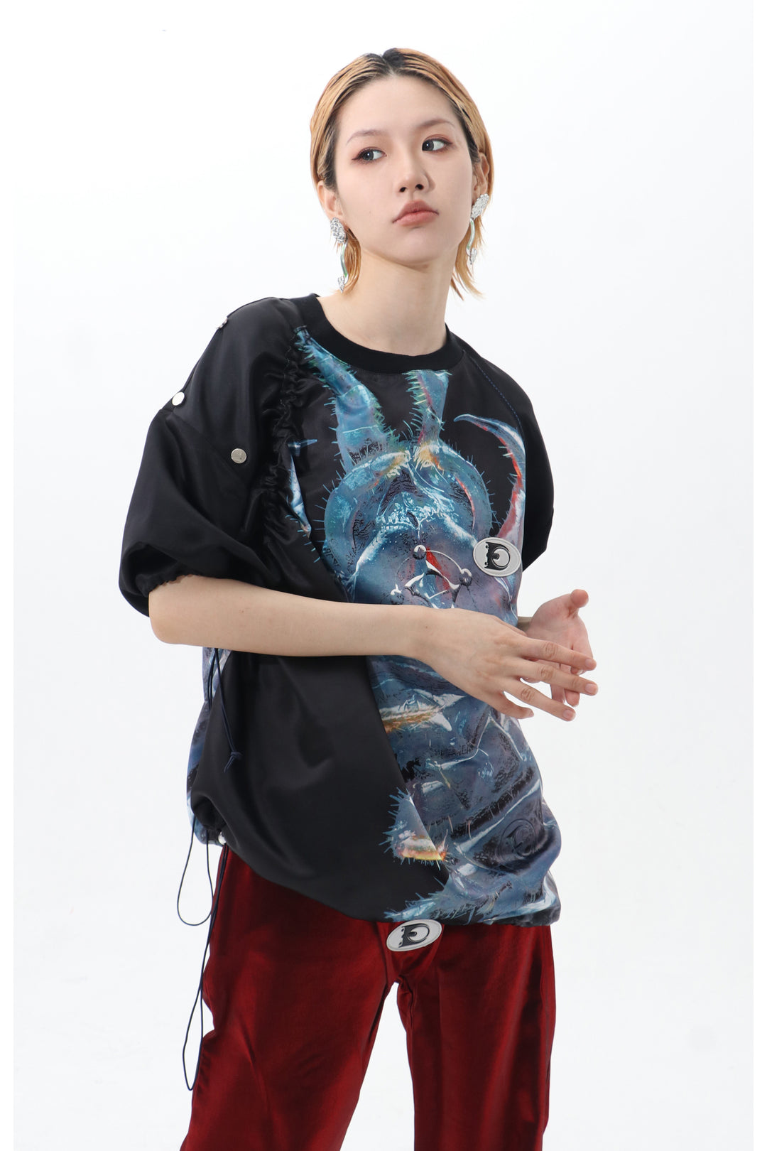 EMBRYO FIVE POISONS detachable-shoulder T-shirt — rear modeled view