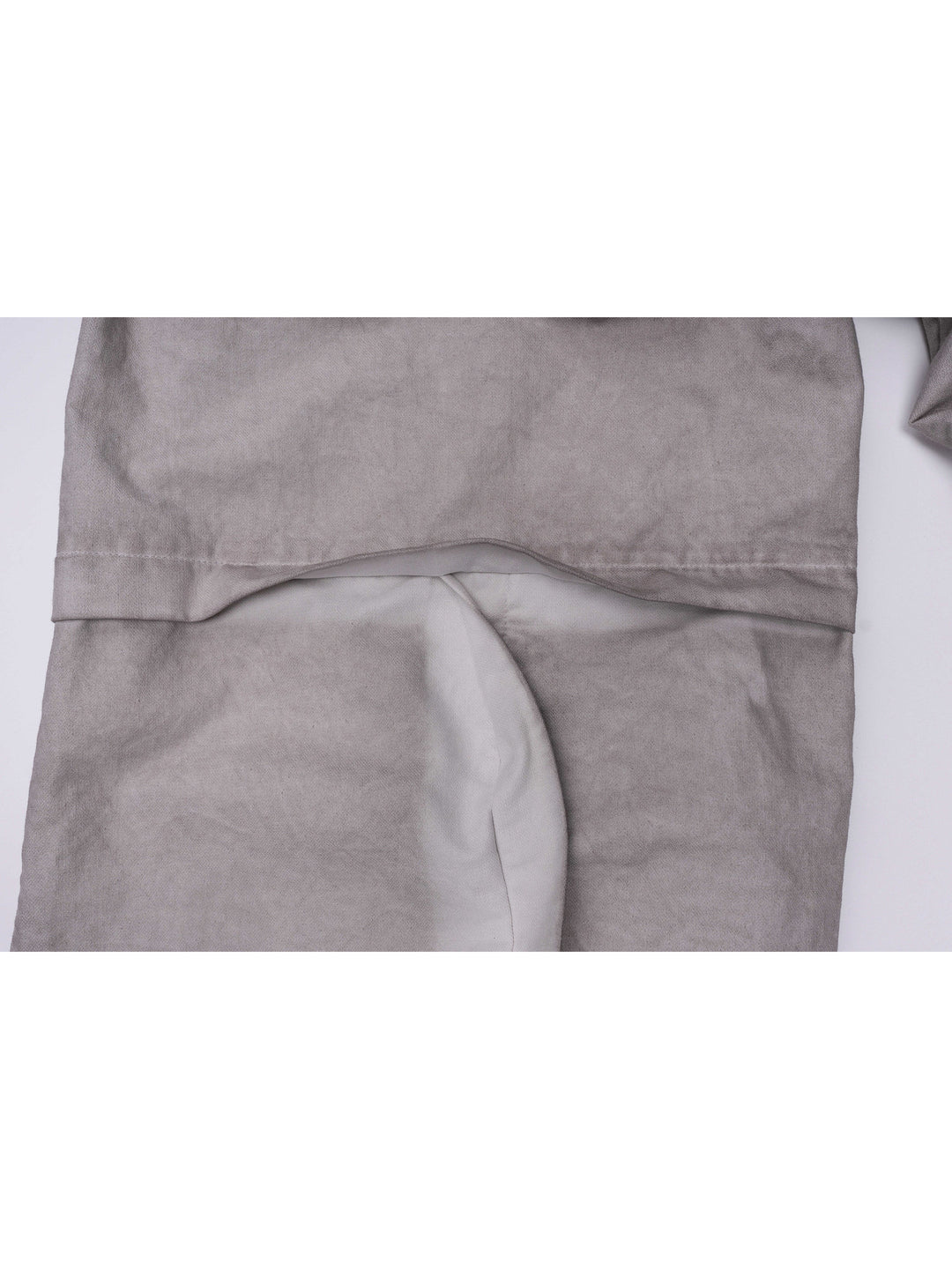PIONEER eris white welded multi-pocket work pants — rear leg detail showing the articulated horizontal seam