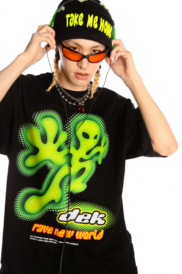 DEADENDKIDS ALIEN INVASION oversized graphic tee — alternate modeled angle