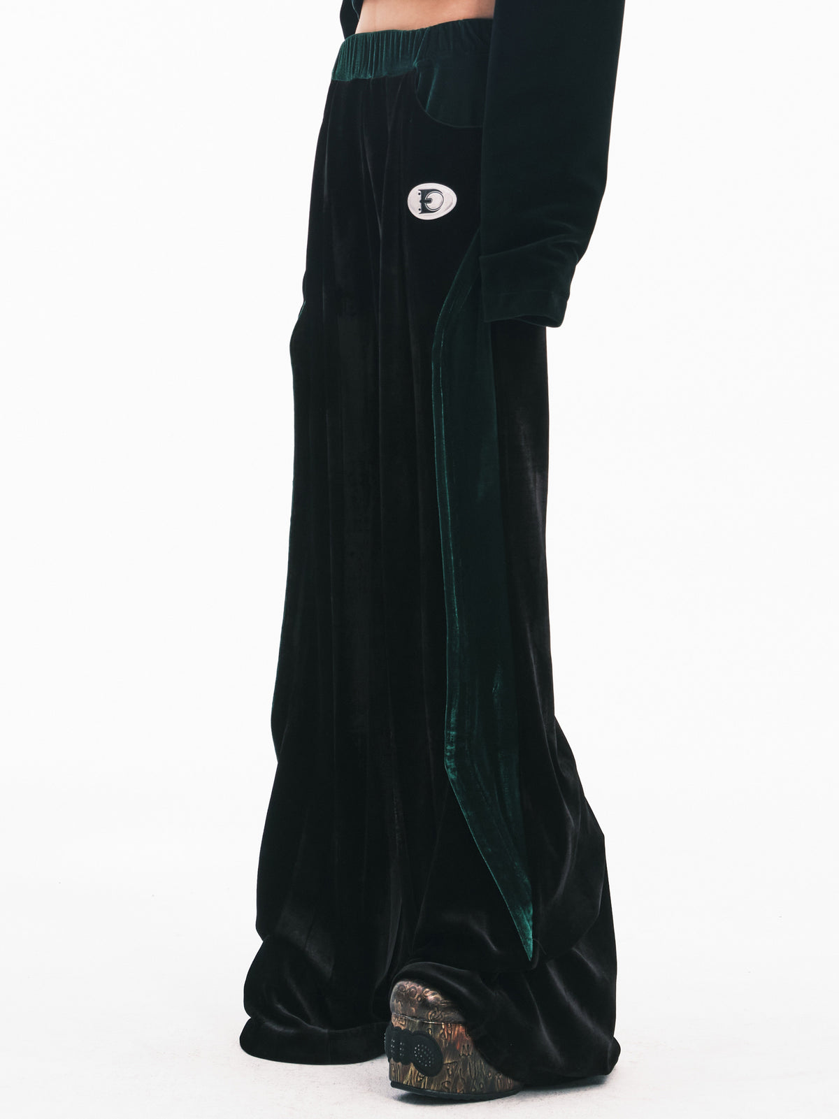 EMBRYO GREEN SPIKE velvet wide-leg pants — front modeled view