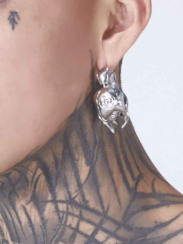 EMBRYO VENOM CLAW sculptural earrings — side or detail presentation