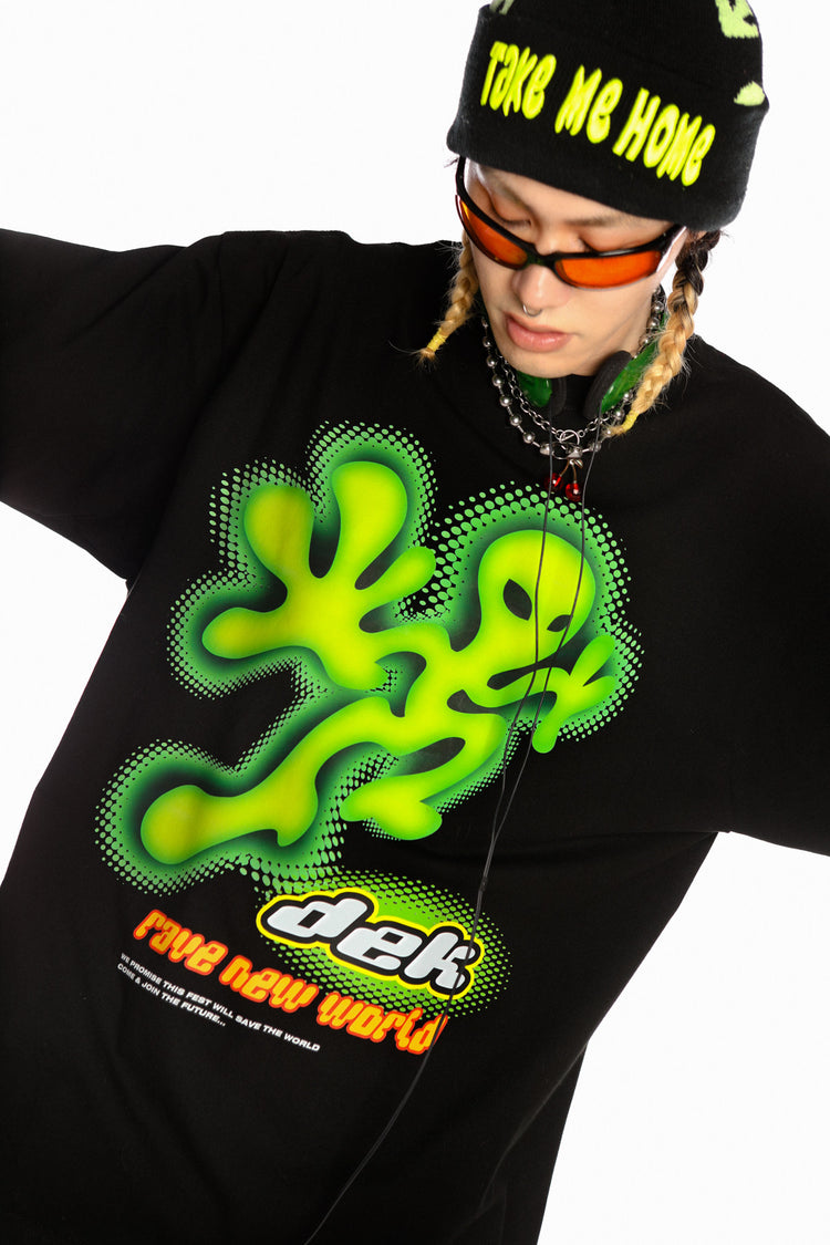 DEADENDKIDS ALIEN INVASION oversized graphic tee — construction detail