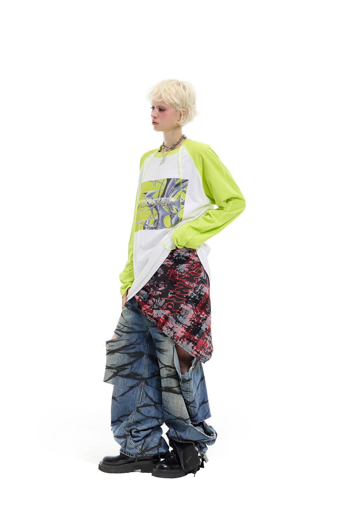 PINKSPINK REMAKE future-print raglan tee — green angled half-tucked styling view