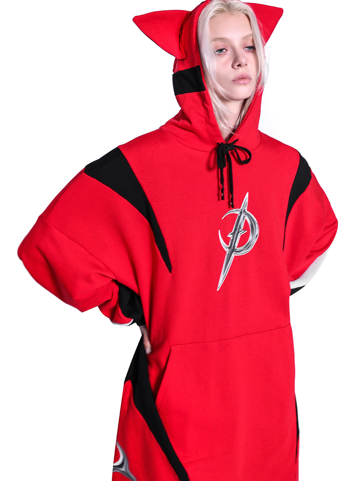 PINKSPINK CAT RACER longline hoodie in red black — front modeled close-up with hands at the waist