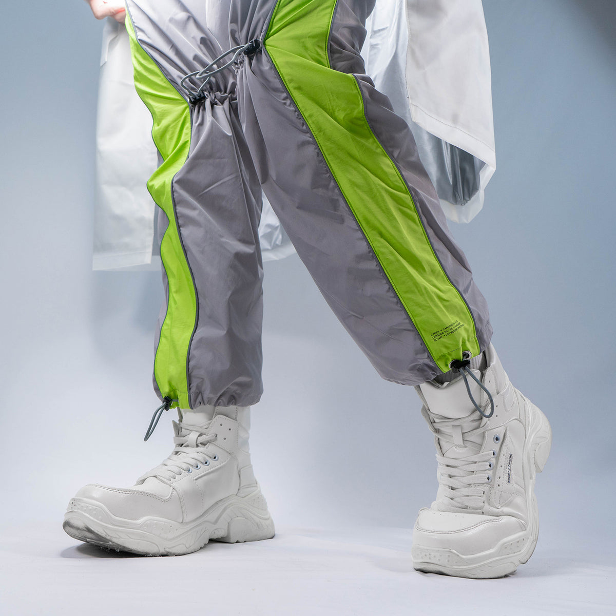OFF-LABEL BASICS chunky high-top sneakers, white, wide-stance close outfit
