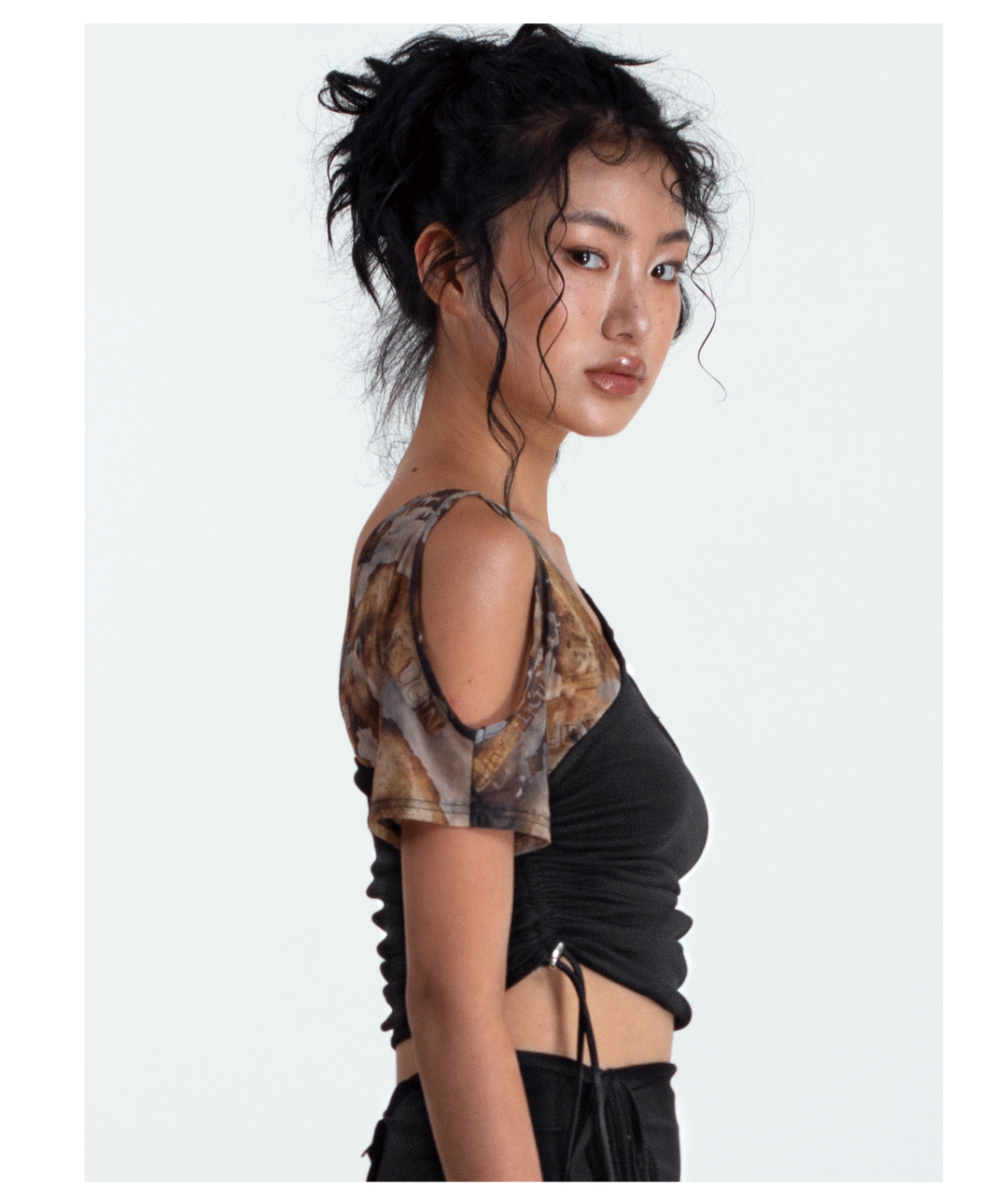 4RE1GN TIE-DYE SLEEVE asymmetric crop top, side view of the shoulder opening and ruching