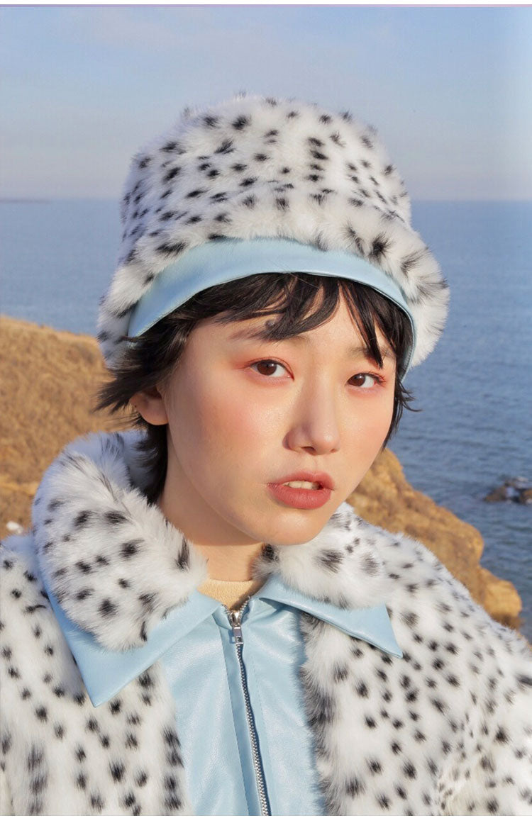 NEXT PASSPORT FUR FUR reversible bucket hat / bag, close hat portrait near the coast
